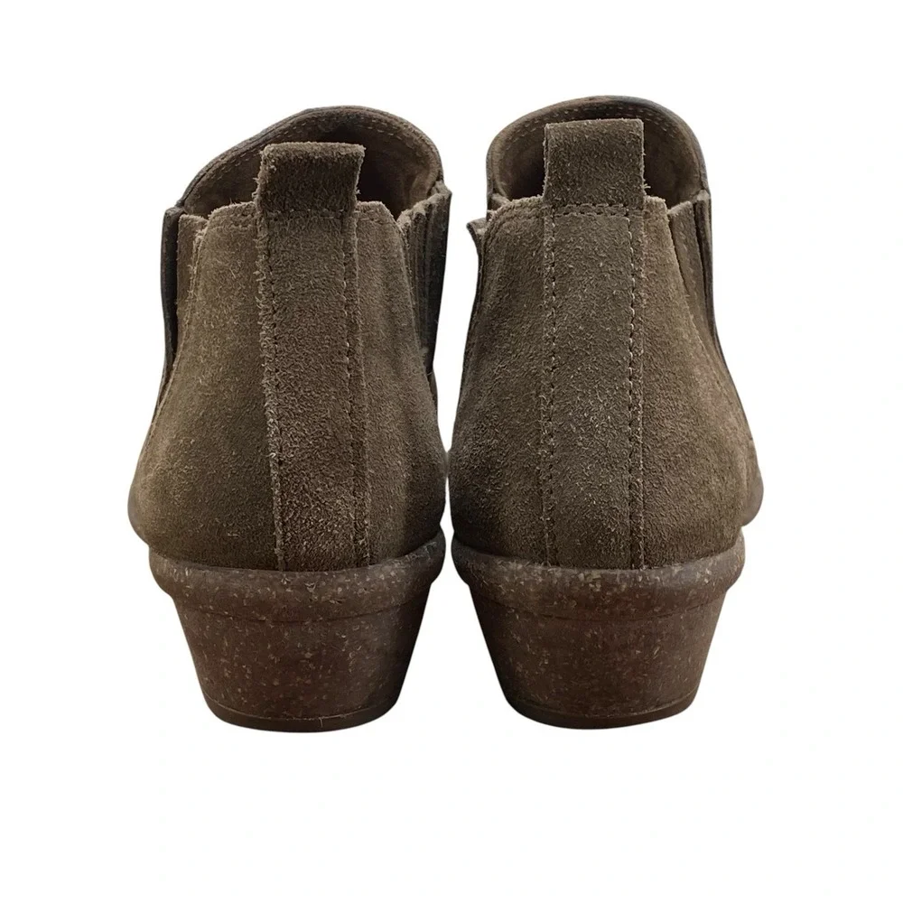 Clarks Wilrose Jade Chelsea Ankle Boots Women's Size 8 Taupe Suede Booties